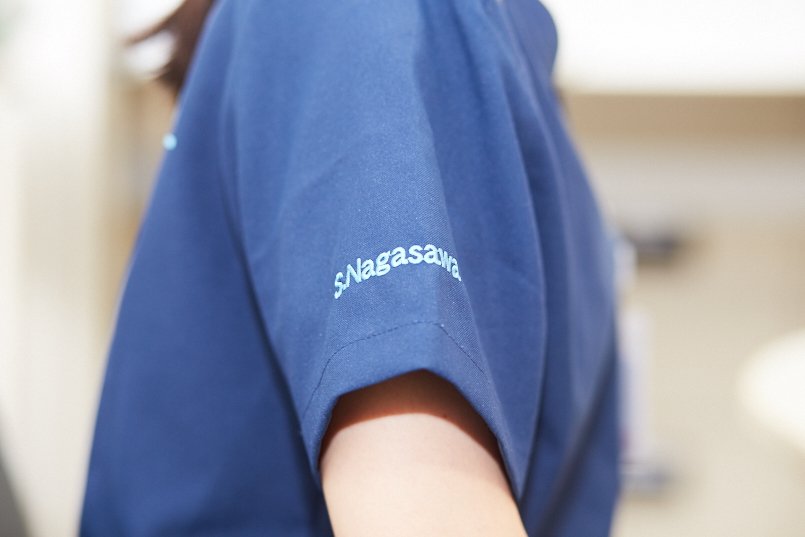 右袖には英字で刺繍