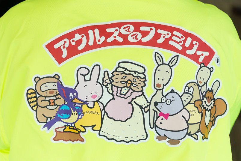カラーブルゾンの背中にいろいろな動物で構成されているファミリィをプリント