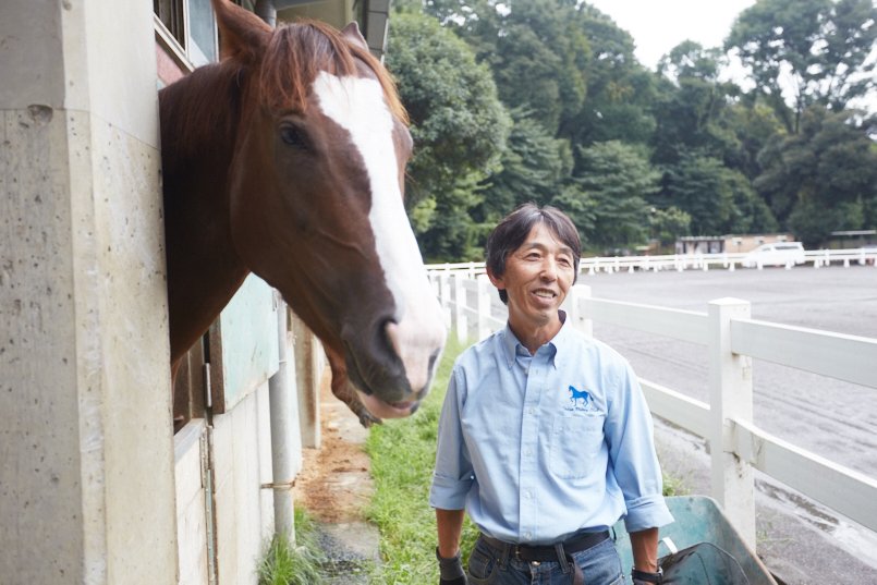 形状安定加工で、アイロンなしでもボタンダウンの襟元がきちんと決まるシャツ