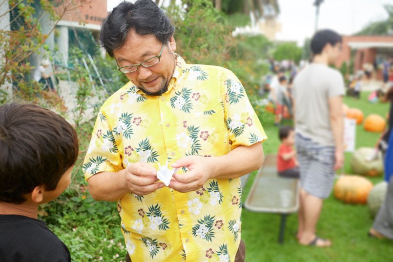 アロハシャツを着用した館長
