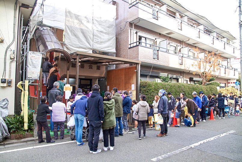 もちつき大会には地域の老若男女が集まり、長蛇の列で大盛況