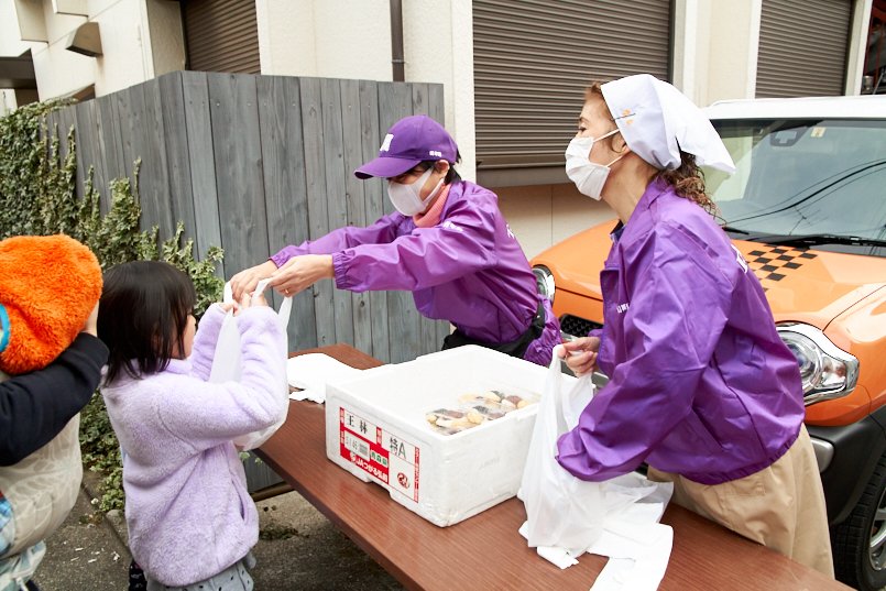 つきたてのおもちを集まった人たちへプレゼント