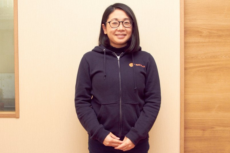 女性にもバッチリ似合うパーカーのシルエットと色