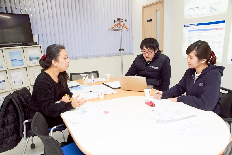 お客様との商談の際にもロゴマーク入りのユニフォーム着用する株式会社ハセッパー技研様