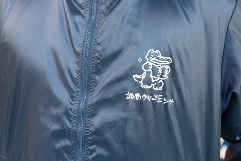 イベントブルゾンの左胸にマスコットのイラストと社名ロゴをプリント