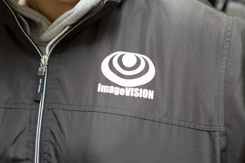 ブラックの軽防寒ブルゾンには白でロゴマークをプリント