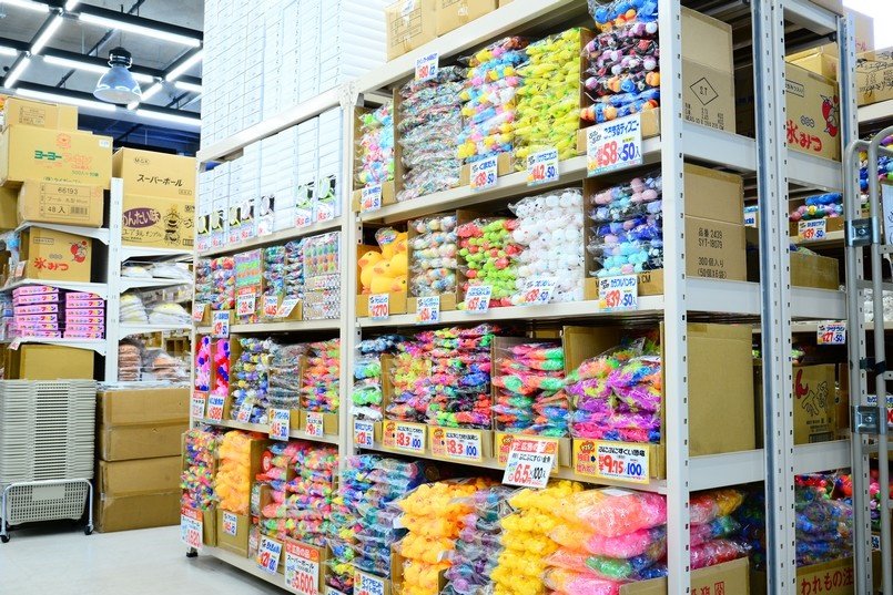 季節ごとに商品を入れ替え、常時4、5千点の商品が並ぶ店内