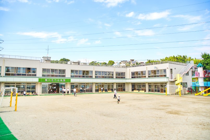 広い園庭に子どもたちの笑い声が絶えない、鶴川若竹幼稚園