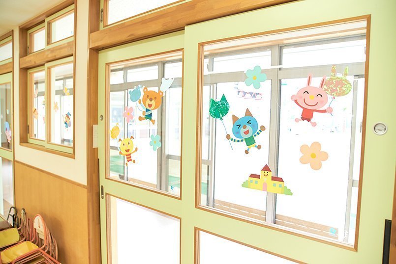 先生手作りのかわいい切り絵が飾られた教室