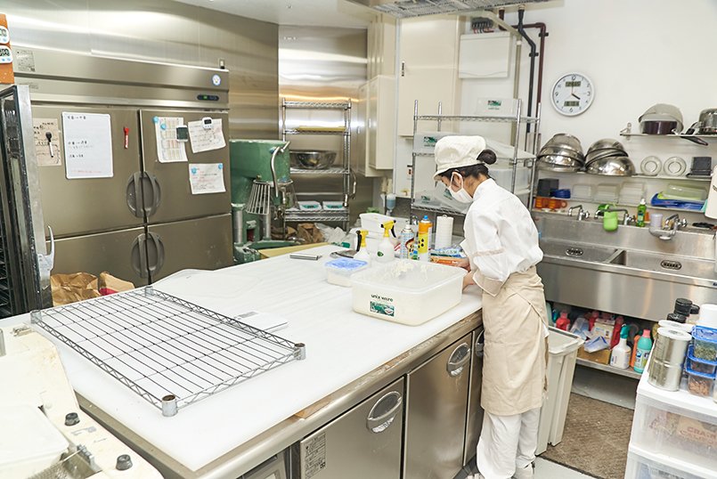製造担当スタッフのユニフォームは清潔感あふれる厨房にマッチ
