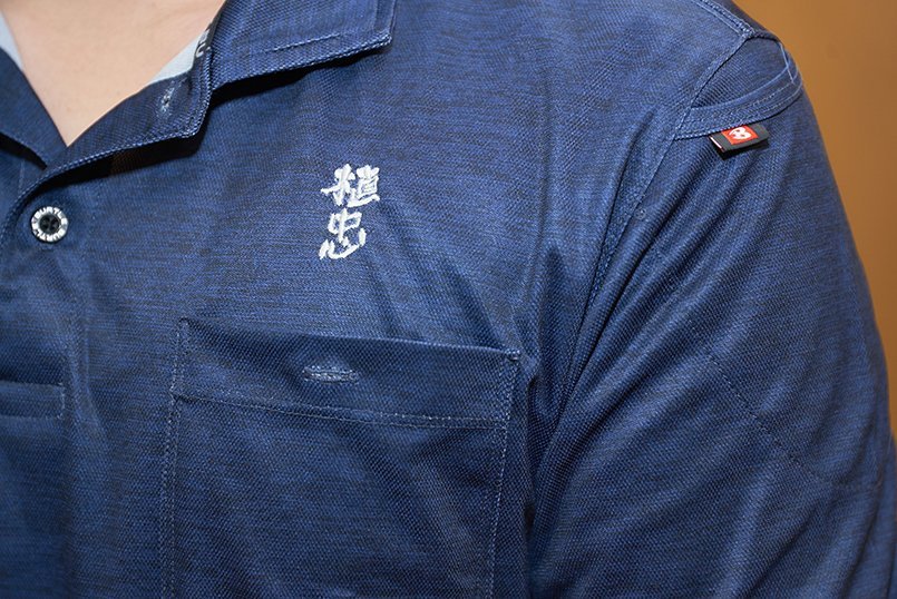 ポロシャツの左胸にロゴマークを刺繍