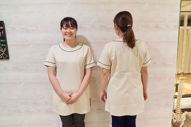 襟元と袖口のパイピングが洗練された印象のチュニック