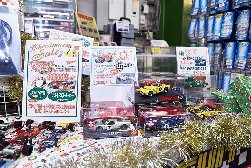 1/32スケールのスロットカーや1/24スケールのシャーシなどを販売