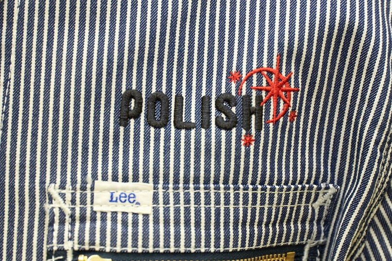 ジップアップジャケットの左胸にロゴマークを刺繍