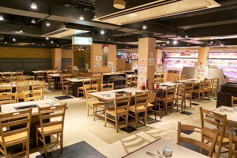 広々とした店内が、ランチタイムには外国人観光客で満員に