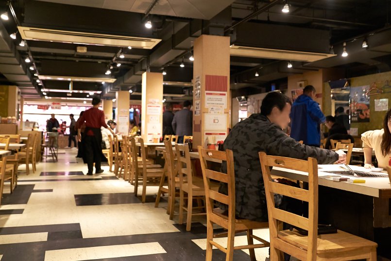 広いフロアでも赤系の色は目立ちやすい