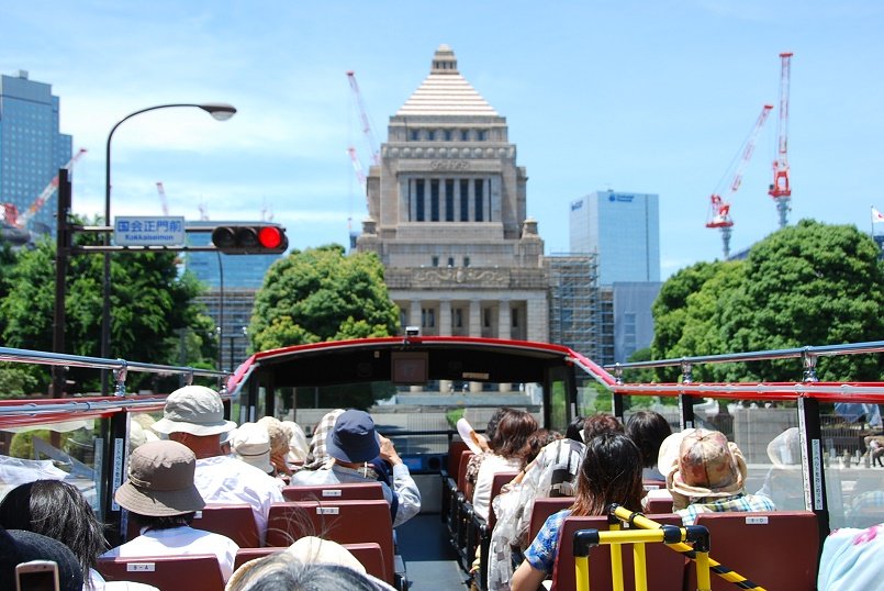 屋根なしのスカイホップバス