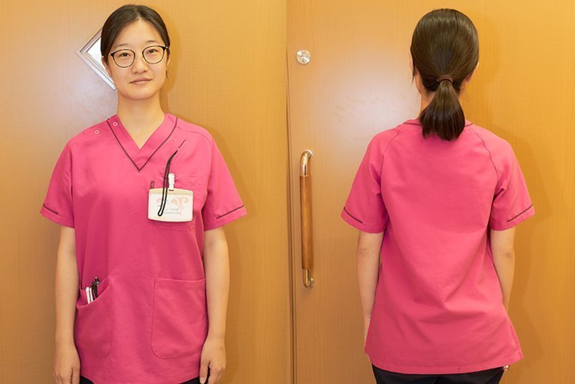 差し色のパイピングがおしゃれなスクラブ