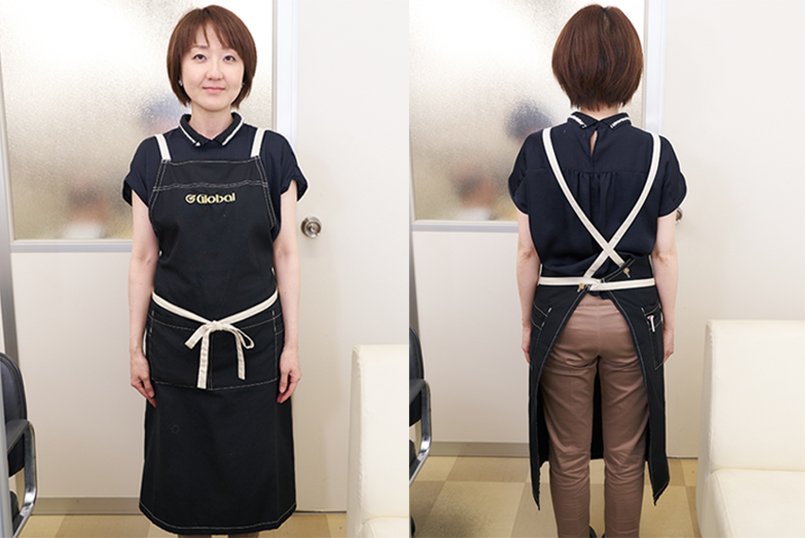 後ろでクロスする肩掛けタイプのツートーンエプロン