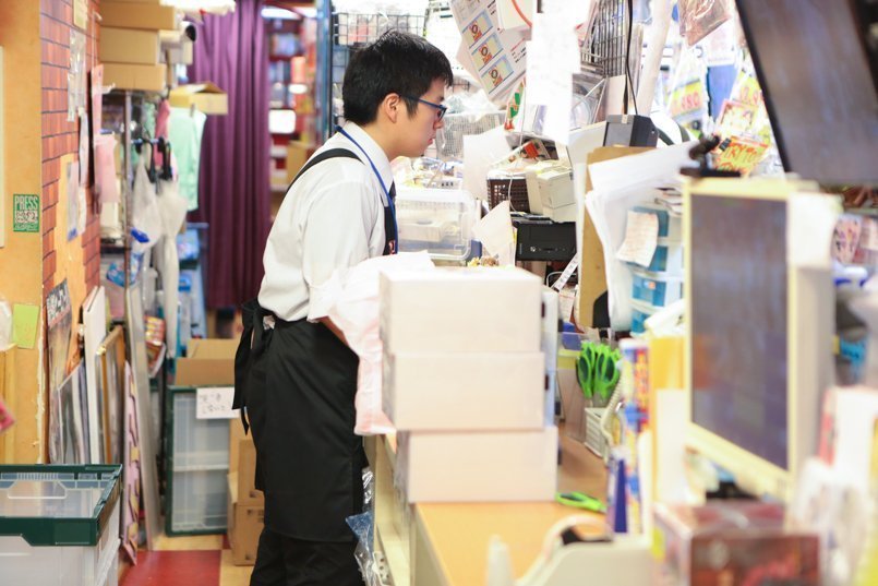 商品の回転が速いため、スタッフはいつも大忙し