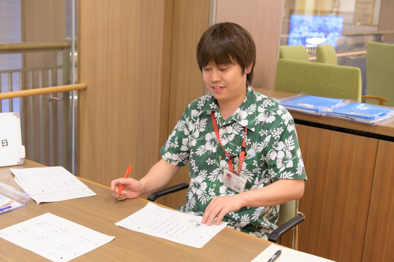 グリーンの「ハイビスカス」柄を着用したスタッフ