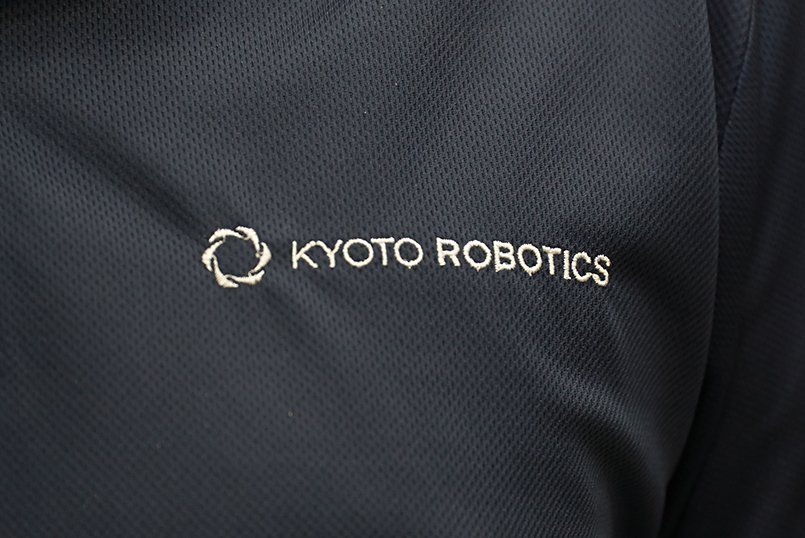 目立ちすぎず品のある大きさで左胸にロゴマークを刺繍
