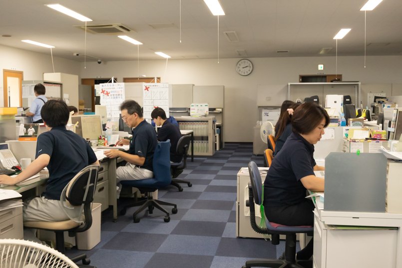 事務所ではさわやかで清潔感のあるネイビーのポロシャツを着用