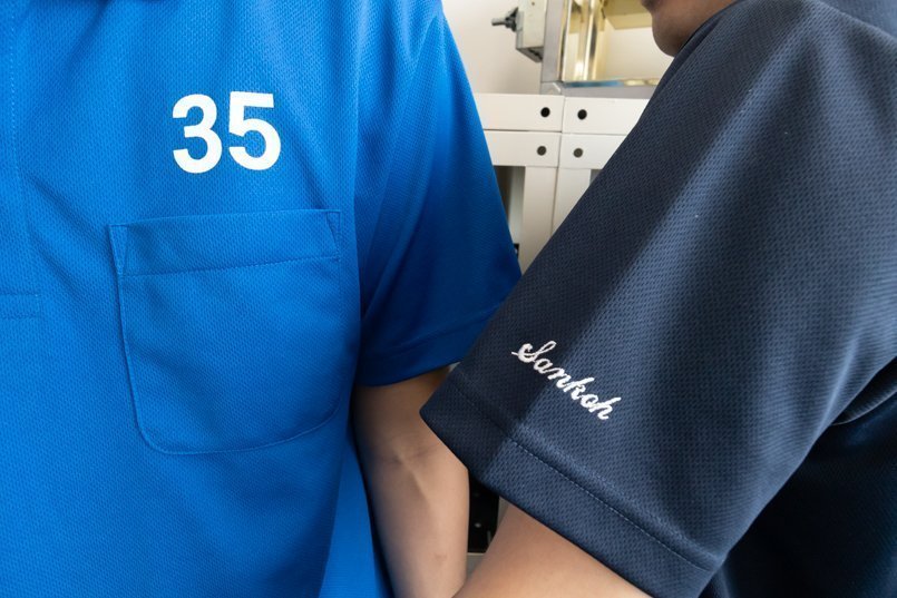 ロイヤルブルーは「35」のプリント、ネイビーは「Sankoh」の刺繍