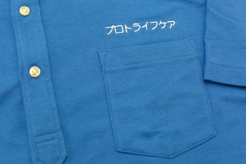 ポロシャツ左胸の刺繍アップ